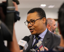 O Governador Carlos Massa Ratinho Junior assina nesta quarta-feira (18),  no Palácio Iguaçu, em Curitiba, junto a União o termo de renovação da cessão da residência oficial de veraneio do Executivo estadual para a implantação da Escola do Mar.  Curitiba, 18/12/2019 - Foto: Geraldo Bubniak/AEN