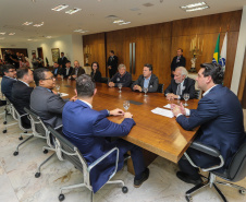 O Governador Carlos Massa Ratinho Junior assina nesta quarta-feira (18),  no Palácio Iguaçu, em Curitiba, junto a União o termo de renovação da cessão da residência oficial de veraneio do Executivo estadual para a implantação da Escola do Mar.  Curitiba, 18/12/2019 - Foto: Geraldo Bubniak/AEN