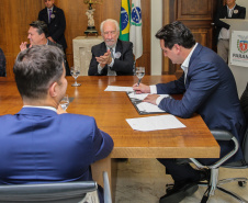 O Governador Carlos Massa Ratinho Junior assina nesta quarta-feira (18),  no Palácio Iguaçu, em Curitiba, junto a União o termo de renovação da cessão da residência oficial de veraneio do Executivo estadual para a implantação da Escola do Mar.  Curitiba, 18/12/2019 - Foto: Geraldo Bubniak/AEN