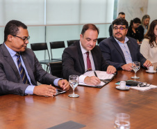 O Governador Carlos Massa Ratinho Junior assina nesta quarta-feira (18),  no Palácio Iguaçu, em Curitiba, junto a União o termo de renovação da cessão da residência oficial de veraneio do Executivo estadual para a implantação da Escola do Mar.  Curitiba, 18/12/2019 - Foto: Geraldo Bubniak/AEN