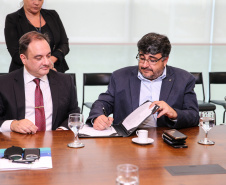 O Governador Carlos Massa Ratinho Junior assina nesta quarta-feira (18),  no Palácio Iguaçu, em Curitiba, junto a União o termo de renovação da cessão da residência oficial de veraneio do Executivo estadual para a implantação da Escola do Mar.  Curitiba, 18/12/2019 - Foto: Geraldo Bubniak/AEN