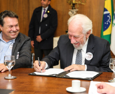 O Governador Carlos Massa Ratinho Junior assina nesta quarta-feira (18),  no Palácio Iguaçu, em Curitiba, junto a União o termo de renovação da cessão da residência oficial de veraneio do Executivo estadual para a implantação da Escola do Mar.  Curitiba, 18/12/2019 - Foto: Geraldo Bubniak/AEN