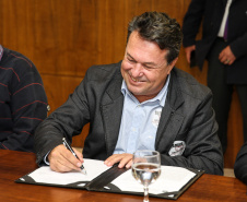 O Governador Carlos Massa Ratinho Junior assina nesta quarta-feira (18),  no Palácio Iguaçu, em Curitiba, junto a União o termo de renovação da cessão da residência oficial de veraneio do Executivo estadual para a implantação da Escola do Mar.  Curitiba, 18/12/2019 - Foto: Geraldo Bubniak/AEN
