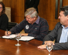 O Governador Carlos Massa Ratinho Junior assina nesta quarta-feira (18),  no Palácio Iguaçu, em Curitiba, junto a União o termo de renovação da cessão da residência oficial de veraneio do Executivo estadual para a implantação da Escola do Mar.  Curitiba, 18/12/2019 - Foto: Geraldo Bubniak/AEN