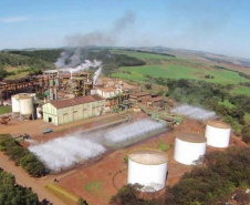 O Porto de Paranaguá embarca nesta semana a primeira carga de DDGS, um coproduto do processamento do milho para a fabricação de etanol – o que sobra do grão. A operação será um teste para que o produto passe a entrar na rotina das exportações paranaenses a granel. Neste primeiro lote, 27,5 mil toneladas serão levadas à Inglaterra pelo navio Interlink Acuity.Foto: Divulgação/Cooperval