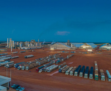O Porto de Paranaguá embarca nesta semana a primeira carga de DDGS, um coproduto do processamento do milho para a fabricação de etanol – o que sobra do grão. A operação será um teste para que o produto passe a entrar na rotina das exportações paranaenses a granel. Neste primeiro lote, 27,5 mil toneladas serão levadas à Inglaterra pelo navio Interlink Acuity.Foto: Divulgação/INPASA
