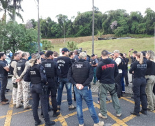 A Polícia Civil do Paraná (PCPR) prendeu 19 pessoas na operação “Cárcere”, deflagrada contra o tráfico de drogas na quinta-feira (19), em Paranaguá, no Litoral do Estado. Sessenta policiais participam da operação para cumprir 20 mandados de prisão preventiva e 16 de busca e apreensão. Entre os presos, 10 são homens e nove são mulheres.Foto: SESP