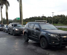 A Polícia Civil do Paraná (PCPR) prendeu 19 pessoas na operação “Cárcere”, deflagrada contra o tráfico de drogas na quinta-feira (19), em Paranaguá, no Litoral do Estado. Sessenta policiais participam da operação para cumprir 20 mandados de prisão preventiva e 16 de busca e apreensão. Entre os presos, 10 são homens e nove são mulheres.Foto: SESP