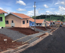 Com um investimento de R$ 723 mil do Governo do Paraná financiados junto ao Banco Interamericano de Desenvolvimento (BID) 12 famílias receberam imóveis novos completamente de graça.

Foto: Cohapar
