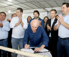 A instalação de uma indústria de alimentos vai gerar 650 empregos diretos em Cambé, na Região Metropolitana de Londrina, Norte do Paraná. O investimento de R$ 170 milhões é do Grupo Muffato e foi anunciado nesta sexta-feira (20) em evento com o governador Carlos Massa Ratinho Junior e o diretor da empresa, Everton Muffato, realizado na prefeitura de Cambé.