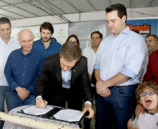 A instalação de uma indústria de alimentos vai gerar 650 empregos diretos em Cambé, na Região Metropolitana de Londrina, Norte do Paraná. O investimento de R$ 170 milhões é do Grupo Muffato e foi anunciado nesta sexta-feira (20) em evento com o governador Carlos Massa Ratinho Junior e o diretor da empresa, Everton Muffato, realizado na prefeitura de Cambé.