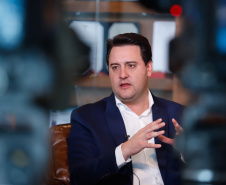 As ações em infraestrutura, os novos programas sociais e de enxugamento na máquina pública, além de inovações na educação, a regionalização da saúde, investimentos nos municípios e geração de empregos. Esses são alguns dos destaques do governador Carlos Massa Ratinho Junior sobre o primeiro ano de administração do Estado. Foto:Rodrigo Felix Leal/AEN