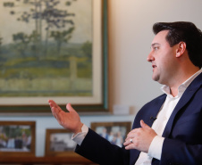 As ações em infraestrutura, os novos programas sociais e de enxugamento na máquina pública, além de inovações na educação, a regionalização da saúde, investimentos nos municípios e geração de empregos. Esses são alguns dos destaques do governador Carlos Massa Ratinho Junior sobre o primeiro ano de administração do Estado. Foto:Rodrigo Felix Leal/AEN