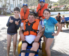 Veranistas com dificuldade de locomoção já podem tomar banho de mar com segurança nas praias de Guaratuba, Matinhos e Pontal do Paraná, dentro do projeto Praia Acessível, que disponibiliza cadeiras anfíbias, desenvolvidas para transportar pessoas na areia e na água.
Foto: Sanepar