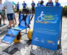 Veranistas com dificuldade de locomoção já podem tomar banho de mar com segurança nas praias de Guaratuba, Matinhos e Pontal do Paraná, dentro do projeto Praia Acessível, que disponibiliza cadeiras anfíbias, desenvolvidas para transportar pessoas na areia e na água.
Foto: Geraldo Bubniak/AEN