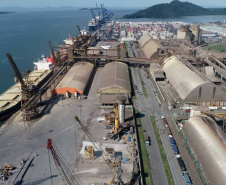  Porto de Paranaguá alcançou na madrugada desta terça-feira (31) a marca de 53.098.566 toneladas de produtos movimentados. O número, que deve aumentar ao longo do dia, já supera o recorde do ano passado, quando foram 53.029.221 toneladas.  Foto: Claudio Nívea/Portos do Paraná