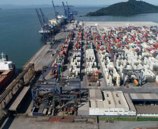  Porto de Paranaguá alcançou na madrugada desta terça-feira (31) a marca de 53.098.566 toneladas de produtos movimentados. O número, que deve aumentar ao longo do dia, já supera o recorde do ano passado, quando foram 53.029.221 toneladas.  Foto: Claudio Nívea/Portos do Paraná