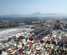  Porto de Paranaguá alcançou na madrugada desta terça-feira (31) a marca de 53.098.566 toneladas de produtos movimentados. O número, que deve aumentar ao longo do dia, já supera o recorde do ano passado, quando foram 53.029.221 toneladas.  Foto: Claudio Nívea/Portos do Paraná