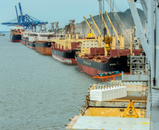  Porto de Paranaguá alcançou na madrugada desta terça-feira (31) a marca de 53.098.566 toneladas de produtos movimentados. O número, que deve aumentar ao longo do dia, já supera o recorde do ano passado, quando foram 53.029.221 toneladas.  Foto: Claudio Nívea/Portos do Paraná