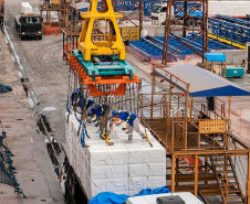  Porto de Paranaguá alcançou na madrugada desta terça-feira (31) a marca de 53.098.566 toneladas de produtos movimentados. O número, que deve aumentar ao longo do dia, já supera o recorde do ano passado, quando foram 53.029.221 toneladas.  Foto: Claudio Nívea/Portos do Paraná