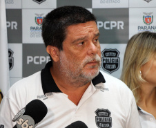 A Polícia Civil do Paraná, em conjunto com a Polícia Militar, prendeu o homem, de 65 anos, suspeito de ter ateado fogo contra a namorada, de 66. O crime aconteceu no dia 31 de dezembro de 2019, em Matinhos, no Litoral. O suspeito foi preso na quarta-feira (1), no bairro Saint Etienee, também em Matinhos.