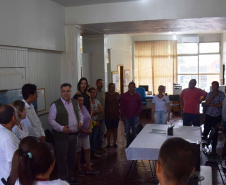 Em mais uma ação de mobilização e conscientização sobre o problema da dengue, o secretário de Estado da Saúde, Beto Preto, esteve no município de Florestópolis, na região Norte do Paraná, nesta sexta-feira (3). Esta é a quarta cidade visitada pelo secretário nas últimas semanas. Ele já passou por Nova Cantu, Quinta do Sol, outras duas localidades em epidemia, além de Matinhos, no Litoral, para alertar a população sobre a doença. Foto:SESA