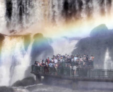 O Parque Nacional do Iguaçu, em Foz do Iguaçu, maior atrativo turístico do Paraná, recebeu 2.020.358 turistas em 2019. É o recorde de visitações na unidade de conservação e a primeira vez da história em que as catracas giraram mais de dois milhões de vezes.
04/2019 - Foz do Iguaçu - Cataratas Foto: José Fernando Ogura/AEN
