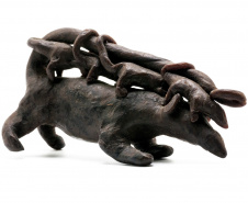 Kadjaj (Gambá com filhotes). Escultura em cerume de abelha. Década de 1950. Coleção Vladimir Kozák. Museu Paranaense.
Foto: Amanda Sanches/Museu Paranaense