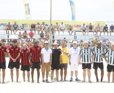 O tradicional Futebol das Estrelas do Litoral paranaense homenageou o ex-goleiro Gerson Dall’Stella neste sábado (11). O atleta campeão brasileiro pelo Coritiba em 1985 faleceu aos 58 anos, vítima de um infarto, horas antes da partida que contaria com sua presença. O Athletiba terminou 5 a 5. Antes do jogo foi respeitado um minuto de silêncio. Foto: Gilson Abreu/AEN