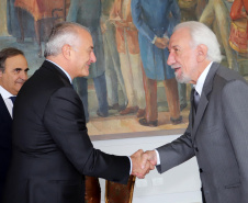 O vice-governador, Darci Piana recebeu a visita do Embaixador Extraordinário e Plenipotenciário da República Italiana no Brasil, Antonio Bernardini. Curitiba, 12-11-19.Foto: Arnaldo Alves / AEN.