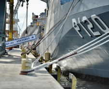O Porto de Paranaguá recebeu nesta segunda-feira (13) o Navio Patrulha Oceânica Amazonas (P-120), da Marinha do Brasil. A embarcação que atracou no berço 205 do cais comercial é a primeira das Forças Armadas do Brasil a fazer procedimento de apoio no cais público paranaense em 2020. Foto: Portos do Paraná