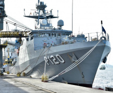 O Porto de Paranaguá recebeu nesta segunda-feira (13) o Navio Patrulha Oceânica Amazonas (P-120), da Marinha do Brasil. A embarcação que atracou no berço 205 do cais comercial é a primeira das Forças Armadas do Brasil a fazer procedimento de apoio no cais público paranaense em 2020. Foto: Portos do Paraná