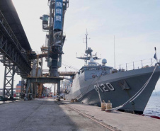O Porto de Paranaguá recebeu nesta segunda-feira (13) o Navio Patrulha Oceânica Amazonas (P-120), da Marinha do Brasil. A embarcação que atracou no berço 205 do cais comercial é a primeira das Forças Armadas do Brasil a fazer procedimento de apoio no cais público paranaense em 2020. Foto: Portos do Paraná