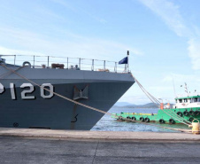 O Porto de Paranaguá recebeu nesta segunda-feira (13) o Navio Patrulha Oceânica Amazonas (P-120), da Marinha do Brasil. A embarcação que atracou no berço 205 do cais comercial é a primeira das Forças Armadas do Brasil a fazer procedimento de apoio no cais público paranaense em 2020. Foto: Portos do Paraná
