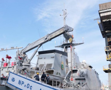 O Porto de Paranaguá recebeu nesta segunda-feira (13) o Navio Patrulha Oceânica Amazonas (P-120), da Marinha do Brasil. A embarcação que atracou no berço 205 do cais comercial é a primeira das Forças Armadas do Brasil a fazer procedimento de apoio no cais público paranaense em 2020. Foto: Portos do Paraná
