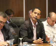 O vice-governador Darci Piana, coordenou a 1a reunião do secretariádo de 2020. N/F: secretário de Segurança, Romulo Marinho, apresenta dados sobre o Verão Maior.
Curitiba, 14-01-20.
Foto: Arnaldo Alves / AEN