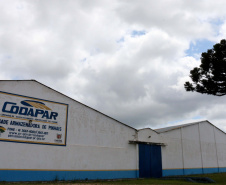 Mais de 1,8 mil toneladas de alimentos não perecíveis começaram a ser distribuídas para as mais de 2,1 mil escolas estaduais em todo o Paraná, nesta quarta-feira (15). Foto: Fundepar