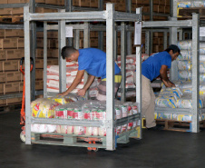 Mais de 1,8 mil toneladas de alimentos não perecíveis começaram a ser distribuídas para as mais de 2,1 mil escolas estaduais em todo o Paraná, nesta quarta-feira (15). Foto: Fundepar