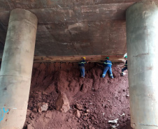 Quatro viadutos da PRC-467 em Cascavel, na região Oeste, estão recebendo obras de melhorias no sistema de drenagem e de construção de estruturas de contenção de taludes, que são superfícies inclinadas. O objetivo é garantir maior estabilidade e evitar o surgimento de pontos de alagamento na rodovia, que passa por baixo dos viadutos. Foto:DER