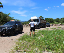 
Polícia flagra homem despejando lixo em área de preservação
. Foto: PCPR