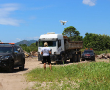 
Polícia flagra homem despejando lixo em área de preservação
. Foto: PCPR
