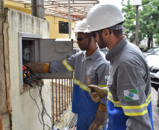 Equipes de combate a ligações irregulares e fraudes no sistema de medição de energia da Copel detectaram ao longo do ano passado, em todo o Paraná, 10.849 procedimentos irregulares realizados por consumidores – o equivalente a 43 casos confirmados por dia. Foto: Copel
