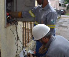 Equipes de combate a ligações irregulares e fraudes no sistema de medição de energia da Copel detectaram ao longo do ano passado, em todo o Paraná, 10.849 procedimentos irregulares realizados por consumidores – o equivalente a 43 casos confirmados por dia. Foto: Copel