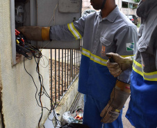 Equipes de combate a ligações irregulares e fraudes no sistema de medição de energia da Copel detectaram ao longo do ano passado, em todo o Paraná, 10.849 procedimentos irregulares realizados por consumidores – o equivalente a 43 casos confirmados por dia. Foto: Copel