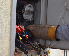 Equipes de combate a ligações irregulares e fraudes no sistema de medição de energia da Copel detectaram ao longo do ano passado, em todo o Paraná, 10.849 procedimentos irregulares realizados por consumidores – o equivalente a 43 casos confirmados por dia. Foto: Copel