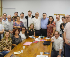 A nova diretoria do Conselho de Secretarias Municipais de Saúde do Paraná (Cosems) e o secretário estadual da Saúde, Beto Preto, firmaram nesta quinta-feira (16) a pactuação de um novo modelo de gestão da entidade, com uma sólida parceria com o Governo, especialmente com o fortalecimento da regionalização dos serviços de saúde. Foto:SESA