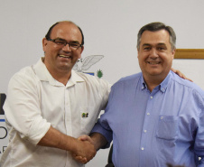 A nova diretoria do Conselho de Secretarias Municipais de Saúde do Paraná (Cosems) e o secretário estadual da Saúde, Beto Preto, firmaram nesta quinta-feira (16) a pactuação de um novo modelo de gestão da entidade, com uma sólida parceria com o Governo, especialmente com o fortalecimento da regionalização dos serviços de saúde. Foto:SESA