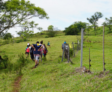 Trajetos em meio à natureza, passando por propriedades rurais e destinos que muitas vezes fogem do radar dos turistas dão o tom das Caminhadas Internacionais na Natureza, que já têm 160 circuitos confirmados neste ano no Paraná.  Foto: Emater/Campo Mourão