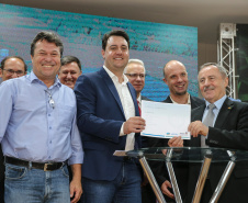 O Governador Carlos Massa Ratinho Junior lança nesta sexta-feira (17/01) o  projeto de transformação de subprodutos da agropecuária e da agroindústria em energias renováveis, no Biopark em Toledo. Serão implantadas uma usina de biometano (combustível veicular) e duas de geração de energia elétrica, a partir de dejetos suínos. Toledo, 17/01/2020 -  Foto: Geraldo Bubniak/AEN