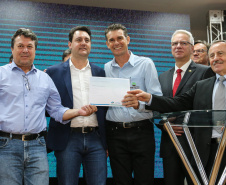 O Governador Carlos Massa Ratinho Junior lança nesta sexta-feira (17/01) o  projeto de transformação de subprodutos da agropecuária e da agroindústria em energias renováveis, no Biopark em Toledo. Serão implantadas uma usina de biometano (combustível veicular) e duas de geração de energia elétrica, a partir de dejetos suínos. Toledo, 17/01/2020 -  Foto: Geraldo Bubniak/AEN